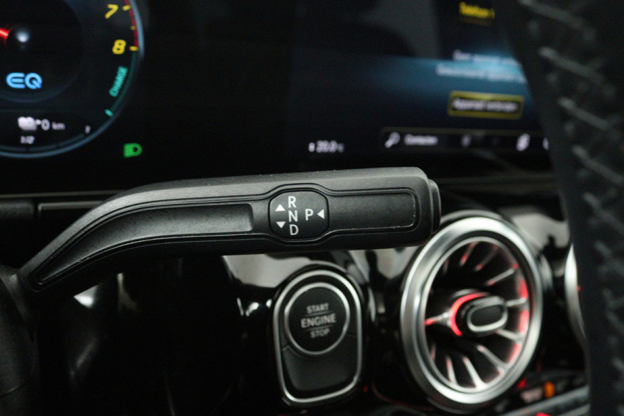 Mercedes-Benz GLA 250 e AMG Line (PANORAMADAK, SFEERVERLICHTING, STOELVERWARMING, ELEKTR STOELEN, CAMERA)