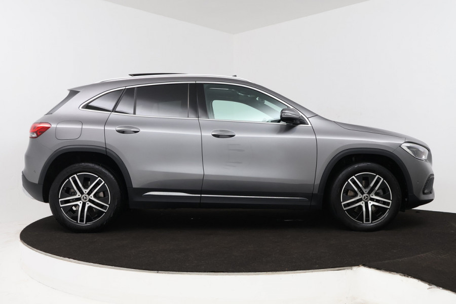 Mercedes-Benz GLA 250 e AMG Line (PANORAMADAK, SFEERVERLICHTING, STOELVERWARMING, ELEKTR STOELEN, CAMERA)