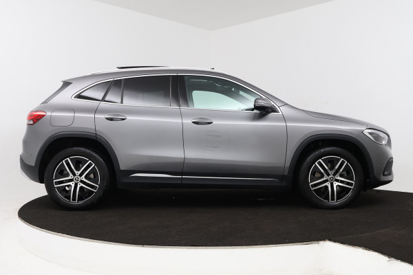 Mercedes-Benz GLA 250 e AMG Line (PANORAMADAK, SFEERVERLICHTING, STOELVERWARMING, ELEKTR STOELEN, CAMERA)