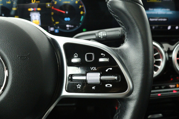 Mercedes-Benz GLA 250 e AMG Line (PANORAMADAK, SFEERVERLICHTING, STOELVERWARMING, ELEKTR STOELEN, CAMERA)