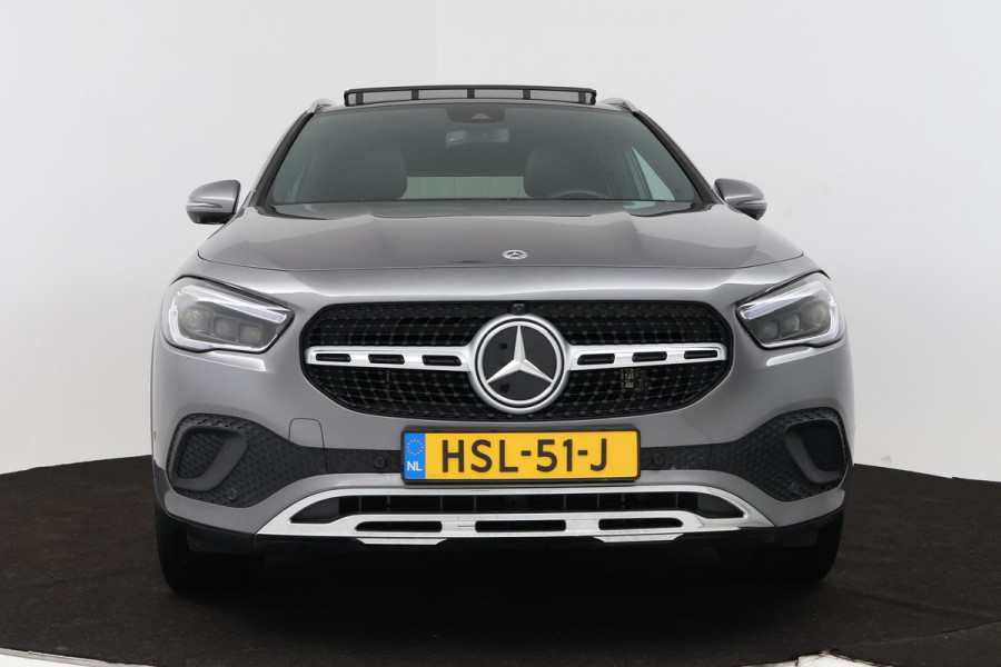 Mercedes-Benz GLA 250 e AMG Line (PANORAMADAK, SFEERVERLICHTING, STOELVERWARMING, ELEKTR STOELEN, CAMERA)