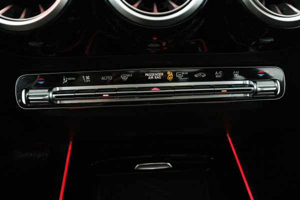 Mercedes-Benz GLA 250 e AMG Line (PANORAMADAK, SFEERVERLICHTING, STOELVERWARMING, ELEKTR STOELEN, CAMERA)