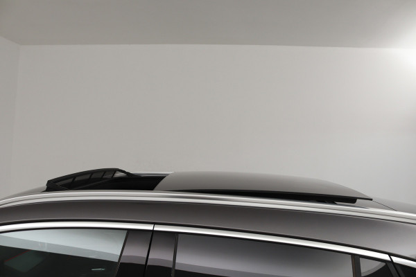 Mercedes-Benz GLA 250 e AMG Line (PANORAMADAK, SFEERVERLICHTING, STOELVERWARMING, ELEKTR STOELEN, CAMERA)