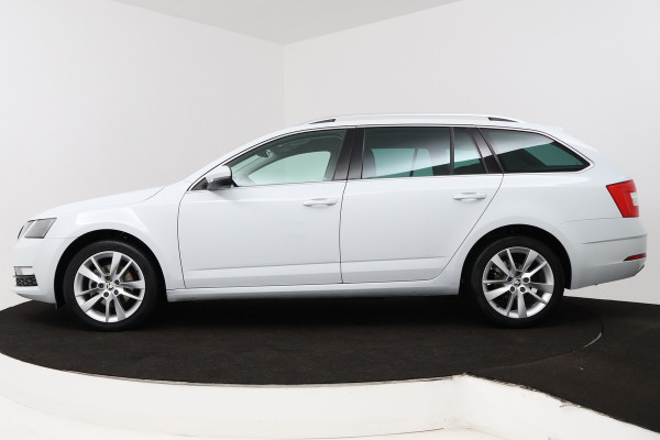Škoda Octavia Combi 1.5 TSI Greentech Business Edition (STOELVERWARMING, AUTOMAAT, NAVIGATIE, CARPLAY, CRUISE, PARKEERSENSOREN)