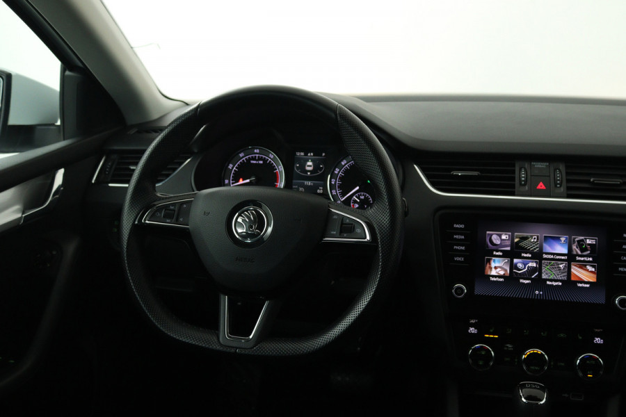 Škoda Octavia Combi 1.5 TSI Greentech Business Edition (STOELVERWARMING, AUTOMAAT, NAVIGATIE, CARPLAY, CRUISE, PARKEERSENSOREN)