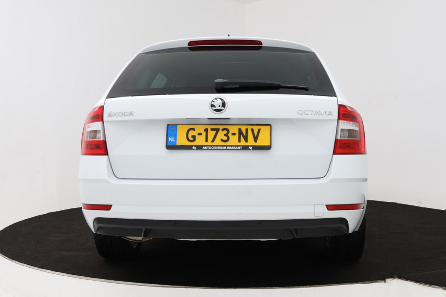 Škoda Octavia Combi 1.5 TSI Greentech Business Edition (STOELVERWARMING, AUTOMAAT, NAVIGATIE, CARPLAY, CRUISE, PARKEERSENSOREN)