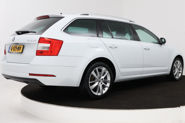 Škoda Octavia Combi 1.5 TSI Greentech Business Edition (STOELVERWARMING, AUTOMAAT, NAVIGATIE, CARPLAY, CRUISE, PARKEERSENSOREN)