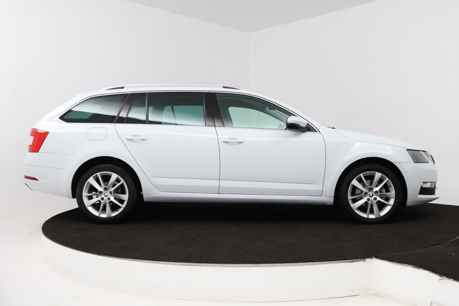 Škoda Octavia Combi 1.5 TSI Greentech Business Edition (STOELVERWARMING, AUTOMAAT, NAVIGATIE, CARPLAY, CRUISE, PARKEERSENSOREN)