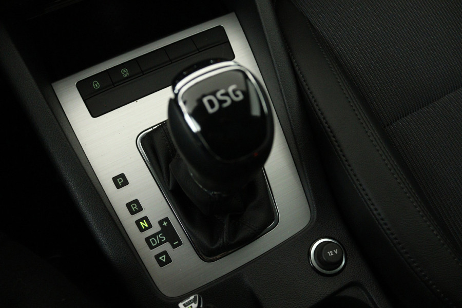 Škoda Octavia Combi 1.5 TSI Greentech Business Edition (STOELVERWARMING, AUTOMAAT, NAVIGATIE, CARPLAY, CRUISE, PARKEERSENSOREN)