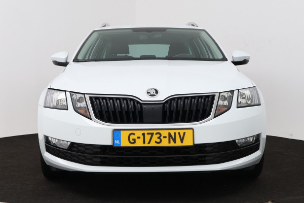 Škoda Octavia Combi 1.5 TSI Greentech Business Edition (STOELVERWARMING, AUTOMAAT, NAVIGATIE, CARPLAY, CRUISE, PARKEERSENSOREN)