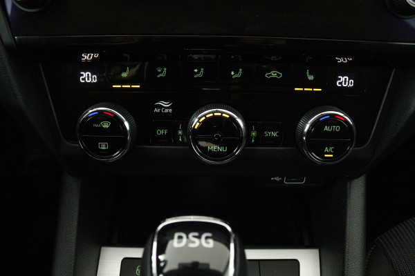 Škoda Octavia Combi 1.5 TSI Greentech Business Edition (STOELVERWARMING, AUTOMAAT, NAVIGATIE, CARPLAY, CRUISE, PARKEERSENSOREN)
