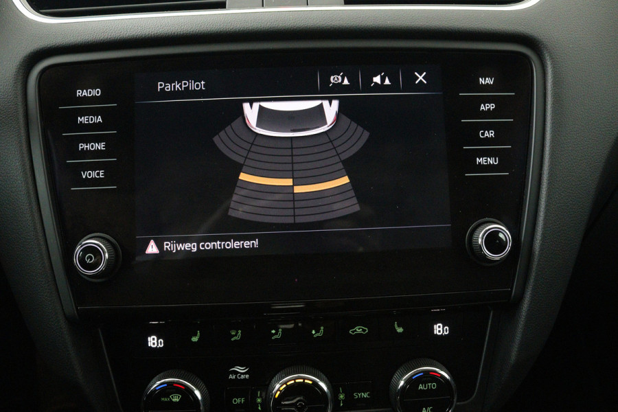 Škoda Octavia Combi 1.5 TSI Greentech Business Edition (STOELVERWARMING, AUTOMAAT, NAVIGATIE, CARPLAY, CRUISE, PARKEERSENSOREN)