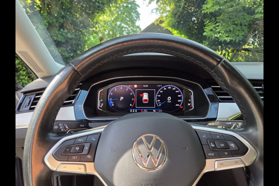 Volkswagen Passat 1.5 TSI R-Line Business + 150pk Adaptieve Cruise | Elektrische Achterklep | Stoelverwarming