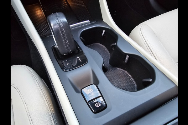 Volvo XC40 2.0 T5 AWD R-Design Intro Edition | Pano | Trekhaak | Leder | Stuur - & stoelverwarming | Blis | App-connect | Elektr. verstelbare stoelen | Elek. achterklep | 360 camera |