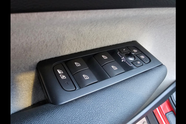 Volvo XC40 2.0 T5 AWD R-Design Intro Edition | Pano | Trekhaak | Leder | Stuur - & stoelverwarming | Blis | App-connect | Elektr. verstelbare stoelen | Elek. achterklep | 360 camera |