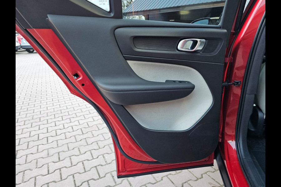Volvo XC40 2.0 T5 AWD R-Design Intro Edition | Pano | Trekhaak | Leder | Stuur - & stoelverwarming | Blis | App-connect | Elektr. verstelbare stoelen | Elek. achterklep | 360 camera |