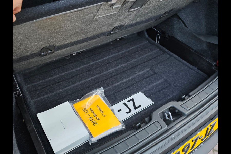 Volvo XC40 2.0 T5 AWD R-Design Intro Edition | Pano | Trekhaak | Leder | Stuur - & stoelverwarming | Blis | App-connect | Elektr. verstelbare stoelen | Elek. achterklep | 360 camera |