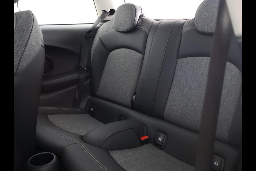 MINI Mini 1.5 Cooper Sports Classic Automaat | Apple Carplay & AndroidAUTO | Parkeersensoren | 1e eigenaar |