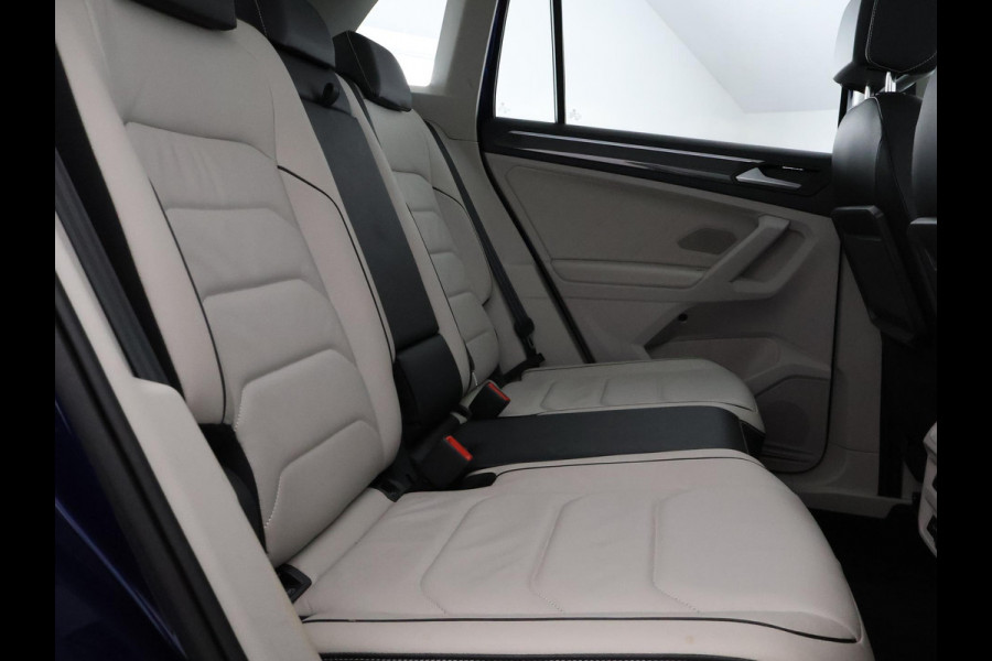 Volkswagen Tiguan 2.0 TSI 4Motion Highline Business R Automaat | 360° Camera | Trekhaak | Vol leer | Stoelverwarming | Schuif-/Kanteldak |