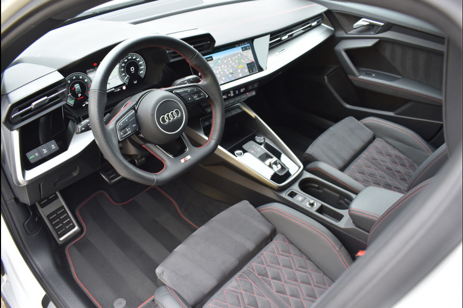 Audi A3 Sportback 45 TFSI e S-Line 245 Pk RS-Stoel Rood Stiksel B&O Camera Massage ACC 18 Inch RS3
