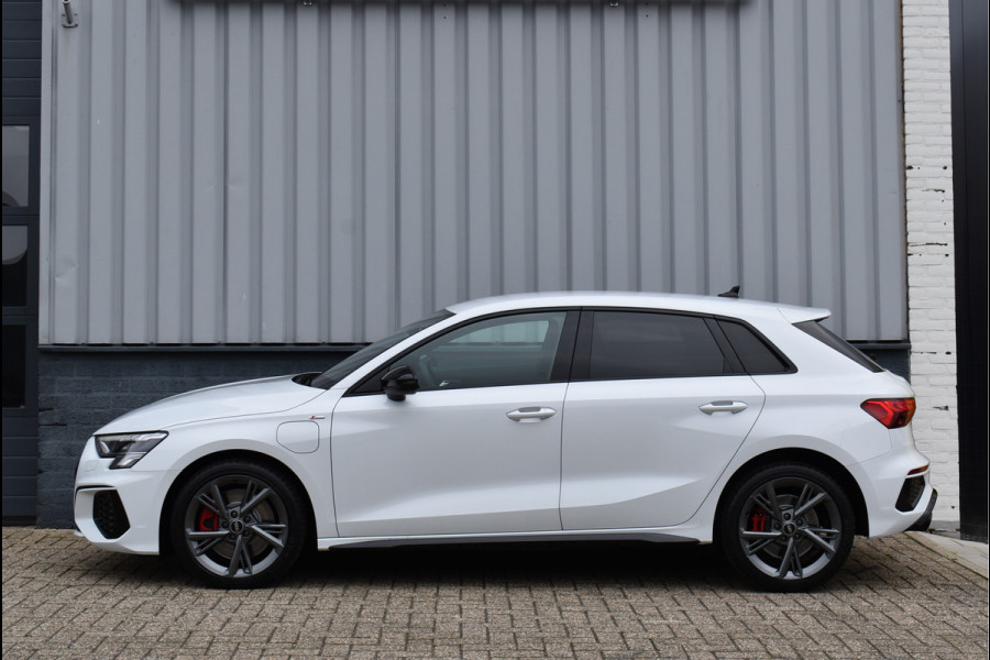 Audi A3 Sportback 45 TFSI e S-Line 245 Pk RS-Stoel Rood Stiksel B&O Camera Massage ACC 18 Inch RS3