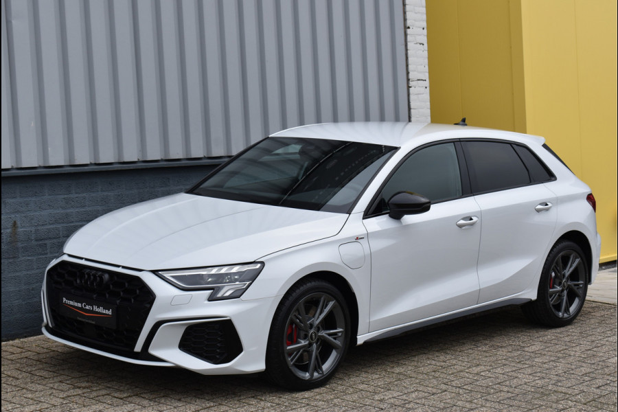 Audi A3 Sportback 45 TFSI e S-Line 245 Pk RS-Stoel Rood Stiksel B&O Camera Massage ACC 18 Inch RS3