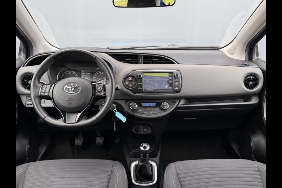 Toyota Yaris BWJ 2018 | 1.0 VVT-i 70PK Aspiration | CLIMA | NAVI | CAMERA A | EL RAMEN | EL SPIEGELS | LEDEREN STUUR |