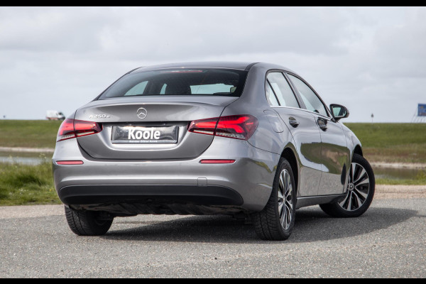 Mercedes-Benz A-Klasse 250 e Business Line CARPLAY / LEER / CAMERA / CRUISE CONTROLE / DEALER ONDERHOUDEN