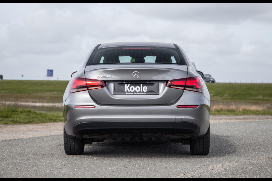 Mercedes-Benz A-Klasse 250 e Business Line CARPLAY / LEER / CAMERA / CRUISE CONTROLE / DEALER ONDERHOUDEN