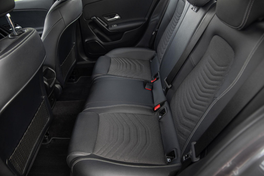 Mercedes-Benz A-Klasse 250 e Business Line CARPLAY / LEER / CAMERA / CRUISE CONTROLE / DEALER ONDERHOUDEN
