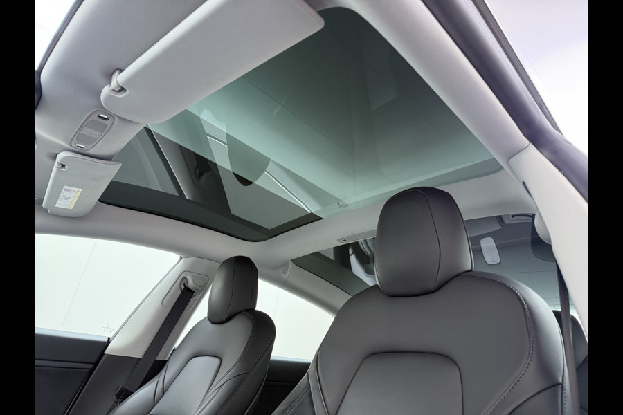 Tesla Model 3 SR+ 325PK LFP-Accu Trekhaak 19"Lmv AutoPilot Leer Pano-Dak Adaptive Cruise Lmv 18" Camera's Elektr.-Stuur+Stoelen+Spiegels+Geheu Ecc Navi Led DAB Voorverwarmen interieur via App Keyless One-Pedal-Drive Origineel Nederlandse Auto LFP accu dus 100% opladen!