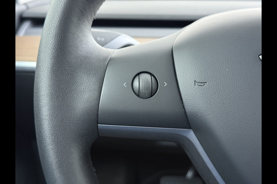 Tesla Model 3 SR+ 325PK LFP-Accu Trekhaak 19"Lmv AutoPilot Leer Pano-Dak Adaptive Cruise Lmv 18" Camera's Elektr.-Stuur+Stoelen+Spiegels+Geheu Ecc Navi Led DAB Voorverwarmen interieur via App Keyless One-Pedal-Drive Origineel Nederlandse Auto LFP accu dus 100% opladen!