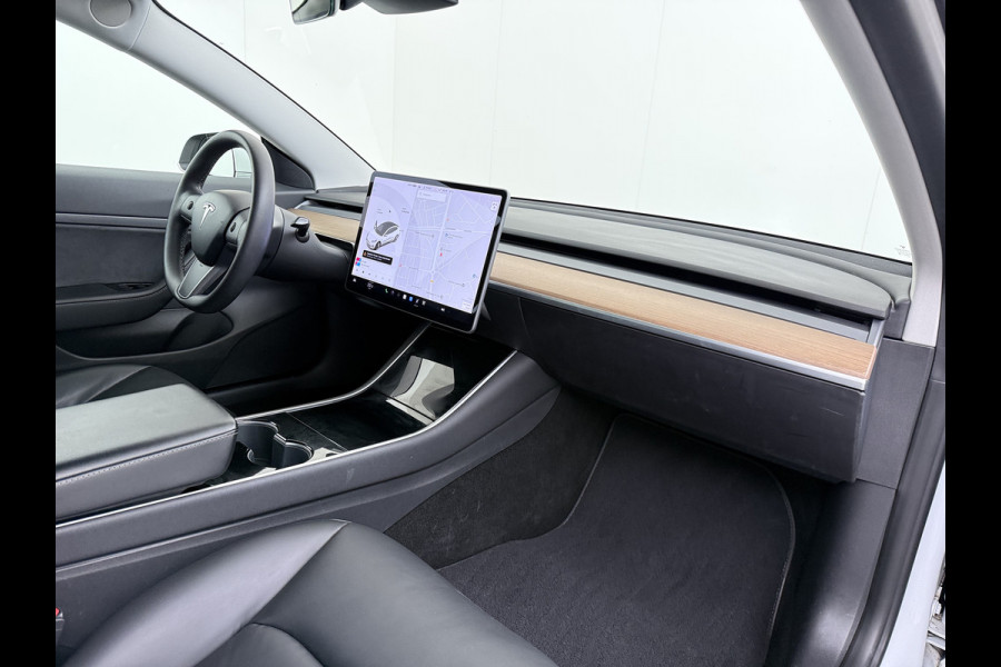 Tesla Model 3 SR+ 325PK LFP-Accu Trekhaak 19"Lmv AutoPilot Leer Pano-Dak Adaptive Cruise Lmv 18" Camera's Elektr.-Stuur+Stoelen+Spiegels+Geheu Ecc Navi Led DAB Voorverwarmen interieur via App Keyless One-Pedal-Drive Origineel Nederlandse Auto LFP accu dus 100% opladen!