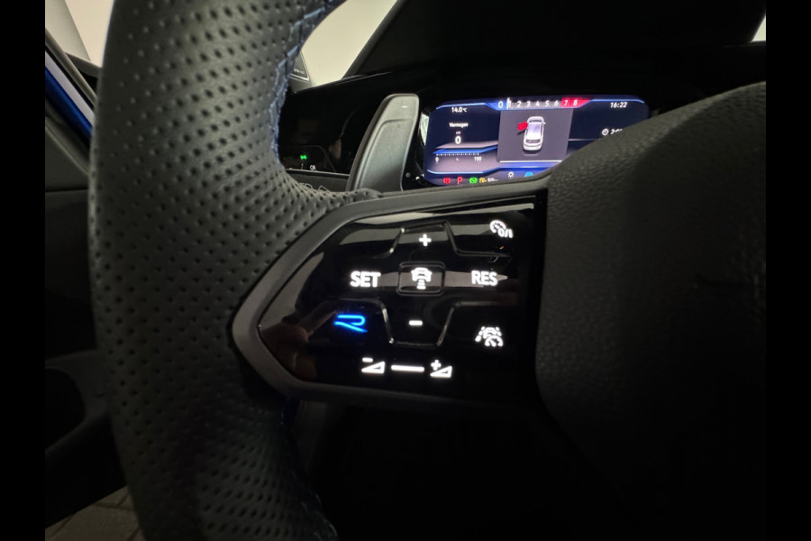 Volkswagen Golf 2.0 TSI R 4M Performance Pano|HuD|Memor|Akra