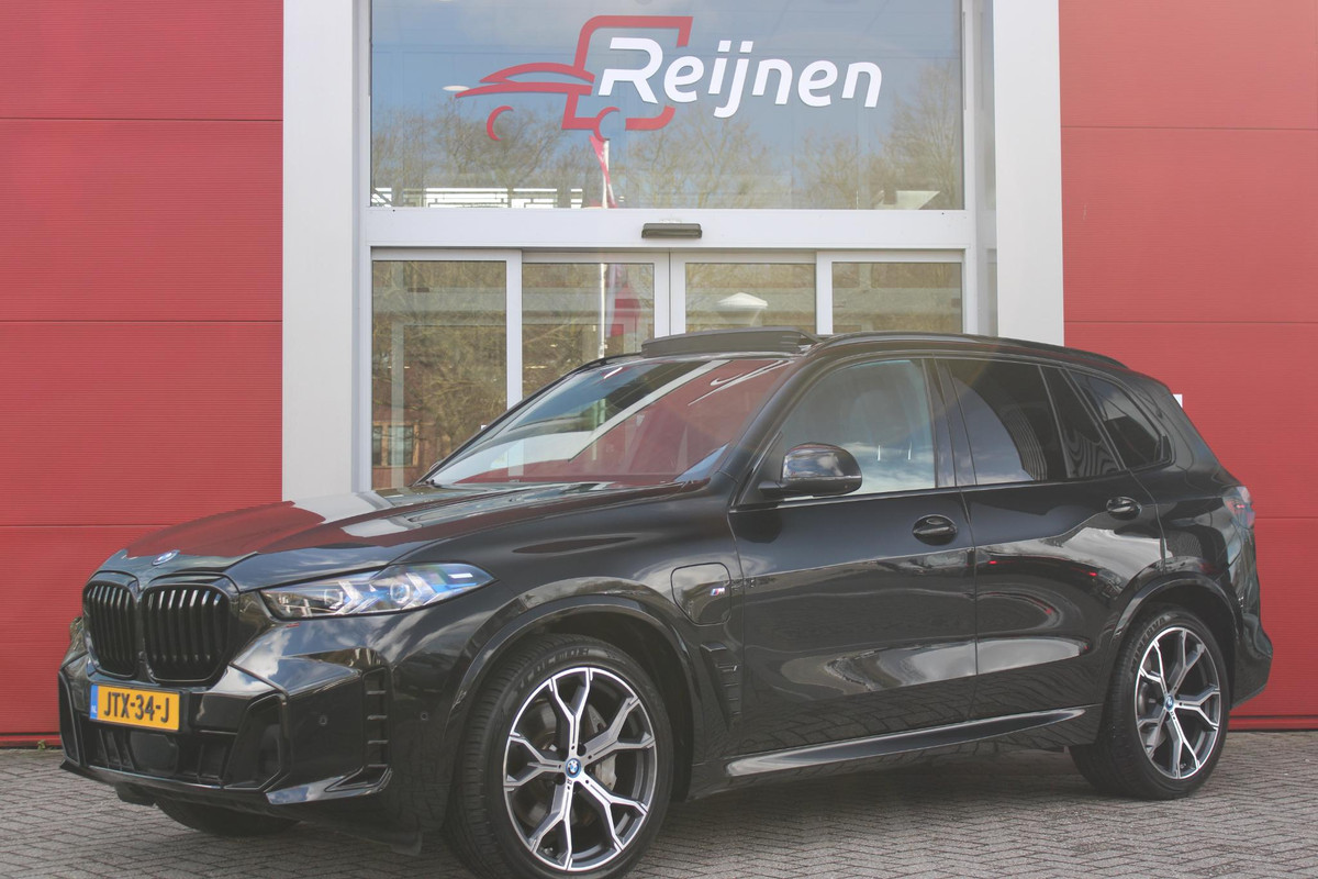 BMW X5 xDrive50e 490PK M-SPORT LAUNCH EDITION | PANORAMA SCHUIF/KANTEL DAK "SKY LOUNGE" | COMFORT STOELEN ELEKTRISCH VERSTELBAAR MET GEHEUGENFUNCTIE EN VERWARMBAAR VOOR EN ACHTER | LEDEREN BEKLEDING BMW INDIVIDUAL ZWART | EDELHOUT INTERIEURLIJSTEN | RIJASSISTENT-SYSTEEM DRIVING ASSISTANT PROFFESIONAL MET O.A. DODEHOEK DETECTIE EN ADAPTIVE CRUISE CONTROL | TRAVEL PAKKET | INNOVATIE-PAKKET: PARKEERASSISTENT-PAKKET PROFESSIONAL/ADAPTIEVE LED KOPLAMPEN/HARMAN/KARDON AUDIO SYSTEM/BMW LIVE PROFESSIONAL/RIJASSISTEN-SYSTEEM BMW GESTURE CONTROL/RIJSTROOK ASSISTENT/RIJSTROOKWISSEL ASSI