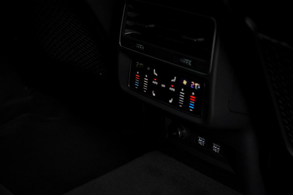 Audi RSQ8 4.0 TFSI Q8 quattro / NL Auto / Pano / Keramisch / Performance / Stoelklima