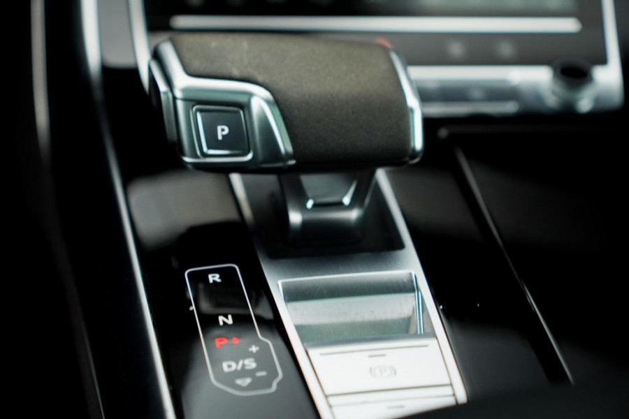 Audi RSQ8 4.0 TFSI Q8 quattro / NL Auto / Pano / Keramisch / Performance / Stoelklima