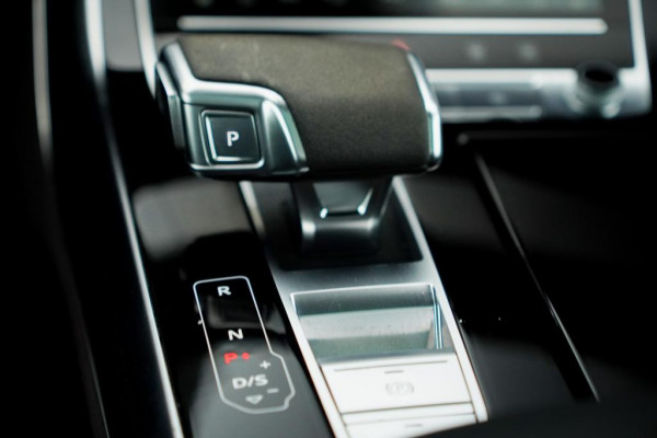 Audi RSQ8 4.0 TFSI Q8 quattro / NL Auto / Pano / Keramisch / Performance / Stoelklima