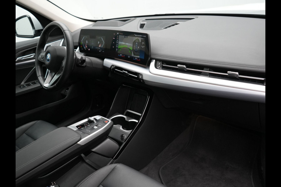 BMW iX1 xDrive30 Launch Edition 313pk Dealer O.H | Panodak | Adaptive Cruise | 360 Camera | Lederen Comfortzetels Massage & Memory | Head Up | Harman Kardon | Keyless |