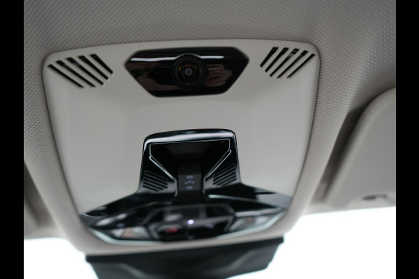 BMW iX1 xDrive30 Launch Edition 313pk Dealer O.H | Panodak | Adaptive Cruise | 360 Camera | Lederen Comfortzetels Massage & Memory | Head Up | Harman Kardon | Keyless |