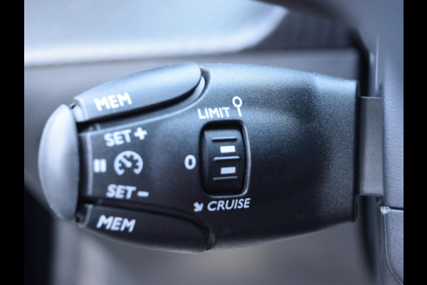 Peugeot 208 1.2 Hybrid 110 e-DCS6 Business NAVIGATIE & CARPLAY | CAMERA MET SENSOREN | E.C.C. |