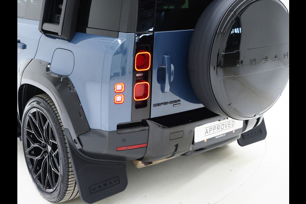 Land Rover Defender 110 2.0 P400e 110 Urban WideTrack Look | Panoramadak | Explorer Pack | Sidesteps | Lightbar | Trekhaak | Meridian | Carplay