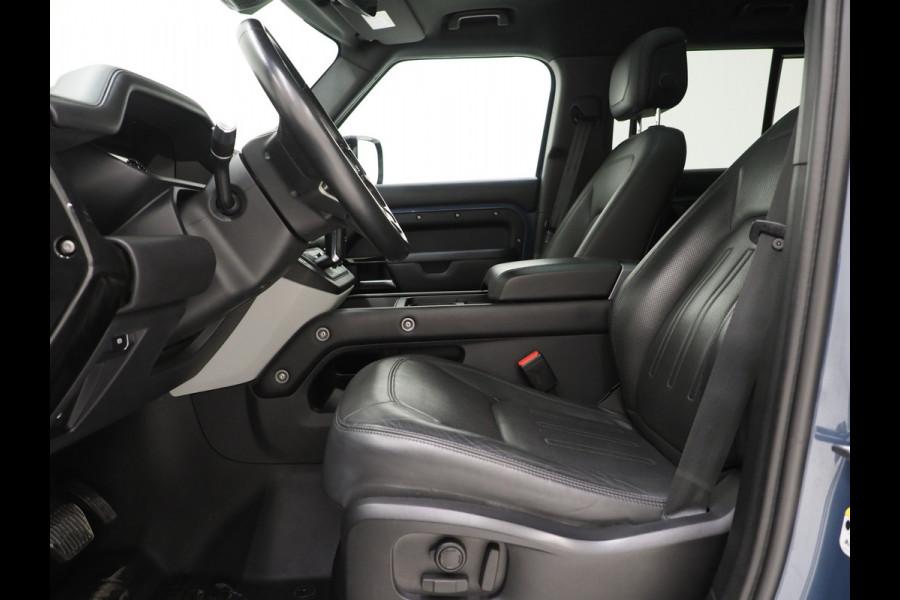 Land Rover Defender 110 2.0 P400e 110 Urban WideTrack Look | Panoramadak | Explorer Pack | Sidesteps | Lightbar | Trekhaak | Meridian | Carplay