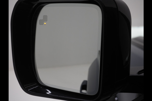 Land Rover Defender 110 2.0 P400e 110 Urban WideTrack Look | Panoramadak | Explorer Pack | Sidesteps | Lightbar | Trekhaak | Meridian | Carplay