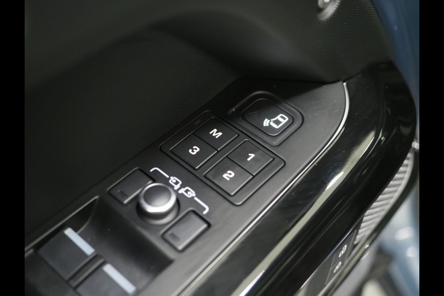 Land Rover Defender 110 2.0 P400e 110 Urban WideTrack Look | Panoramadak | Explorer Pack | Sidesteps | Lightbar | Trekhaak | Meridian | Carplay