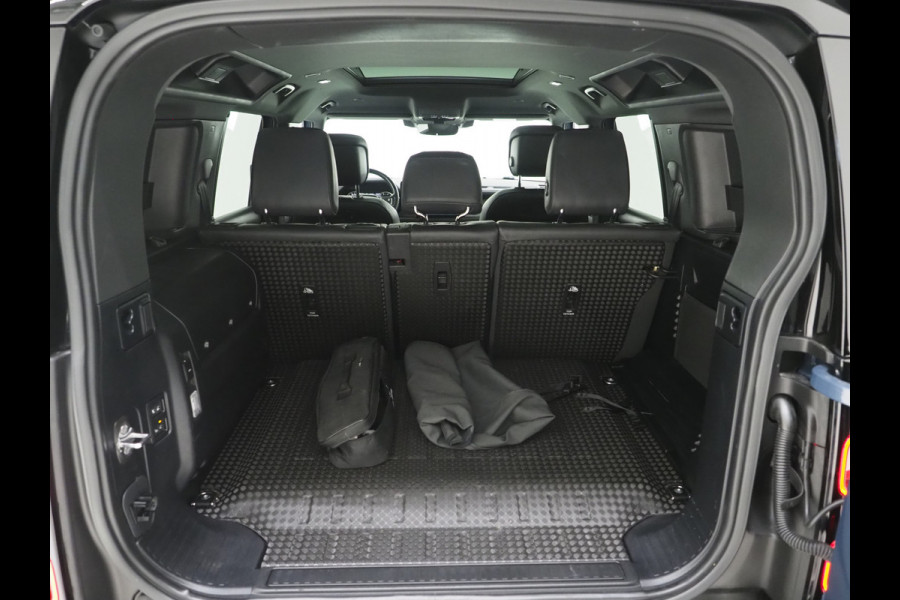 Land Rover Defender 110 2.0 P400e 110 Urban WideTrack Look | Panoramadak | Explorer Pack | Sidesteps | Lightbar | Trekhaak | Meridian | Carplay