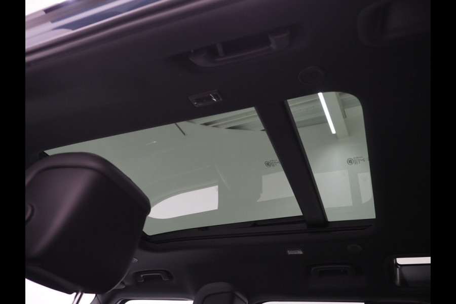 Land Rover Defender 110 2.0 P400e 110 Urban WideTrack Look | Panoramadak | Explorer Pack | Sidesteps | Lightbar | Trekhaak | Meridian | Carplay