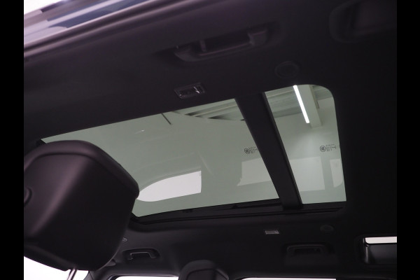 Land Rover Defender 110 2.0 P400e 110 Urban WideTrack Look | Panoramadak | Explorer Pack | Sidesteps | Lightbar | Trekhaak | Meridian | Carplay