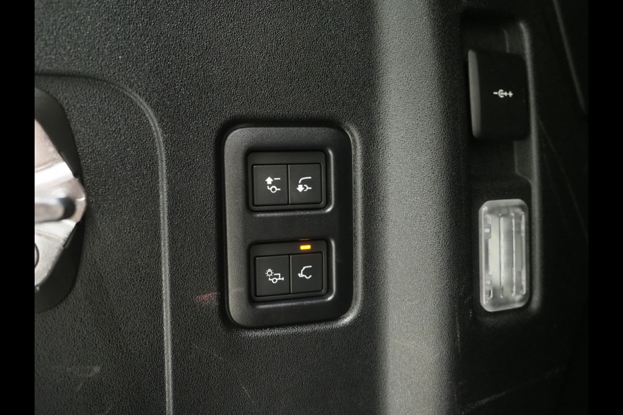 Land Rover Defender 110 2.0 P400e 110 Urban WideTrack Look | Panoramadak | Explorer Pack | Sidesteps | Lightbar | Trekhaak | Meridian | Carplay