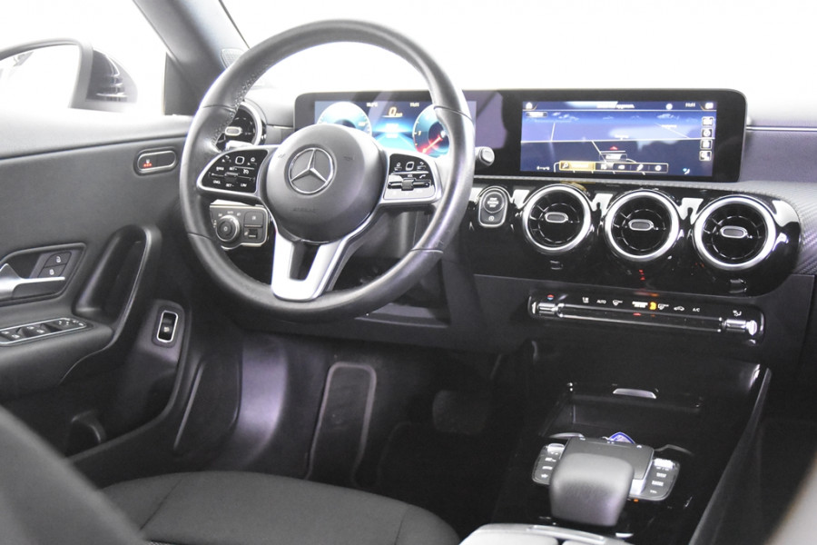 Mercedes-Benz CLA-Klasse 200 d Automaat *1ste Eigenaar*Navigatie*Trekhaak*Stoelverwarming*